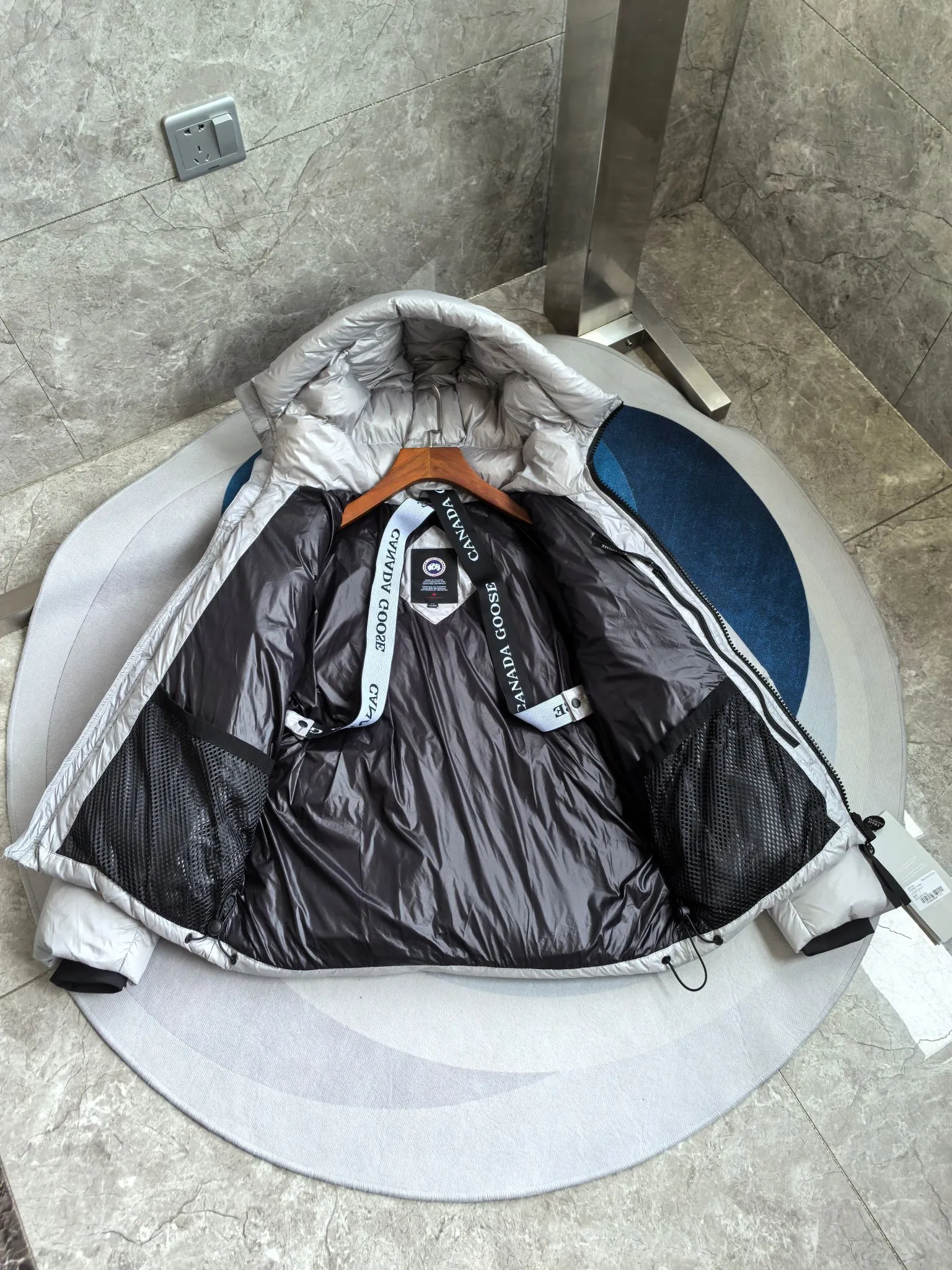 P760 2252M Crofton Puffer Unisex Jacket Down Jacket. Color: Gray with red label. Size: S M L XL XXL.